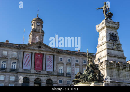 Infante D. Henrique (Prince Henry le navigateur) statue et Palacio da Bolsa (Bourse Palace) à Porto, Portugal Banque D'Images