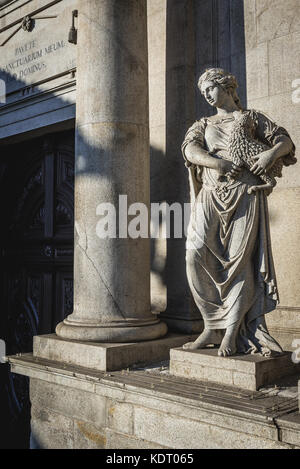 Statue de l'église de vénérables Troisième Ordre de saint François à côté d'église de Saint François (Igreja de São Francisco) dans la ville de Porto, Portugal Banque D'Images