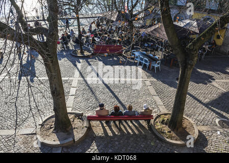 Portugais sur un banc sur une petite place de Porto, deuxième plus grande ville du Portugal Banque D'Images