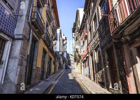 Rue étroite sur la vieille ville de Porto sur la péninsule ibérique, deuxième plus grande ville du Portugal Banque D'Images