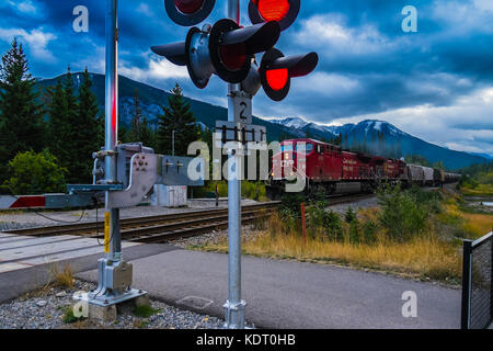 Train rouge approchant Banque D'Images