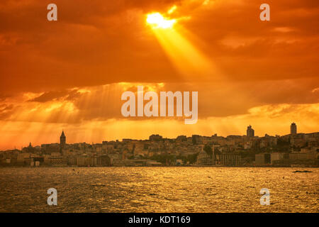 Coucher de soleil sur le Bosphore au vu de Uskudar Istanbul. Istanbul. La Turquie Banque D'Images