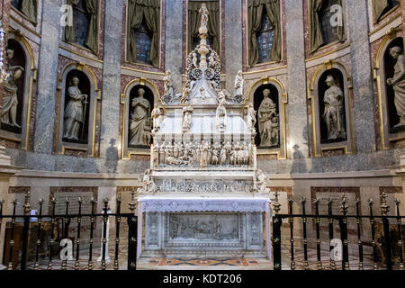 L'arche de saint Dominique, d'un sarcophage contenant les restes de sa renaissance réalisé par Nicola Pisano, niccolo dell'arca et michelangelo basilique san. Banque D'Images