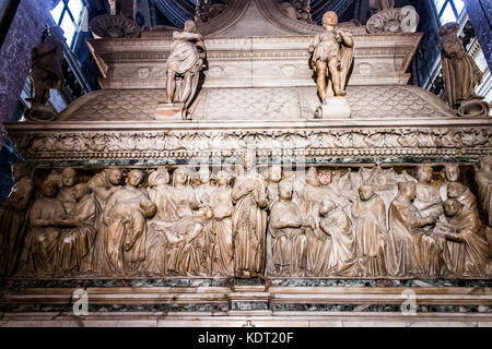 L'arche de saint Dominique, d'un sarcophage contenant les restes de sa renaissance réalisé par Nicola Pisano, niccolo dell'arca et michelangelo basilique san. Banque D'Images