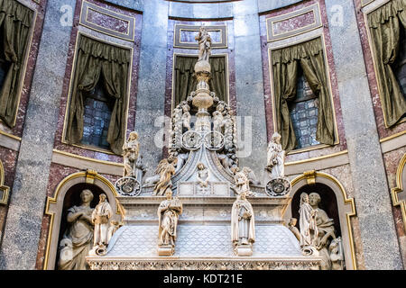 L'arche de saint Dominique, d'un sarcophage contenant les restes de sa renaissance réalisé par Nicola Pisano, niccolo dell'arca et michelangelo basilique san. Banque D'Images