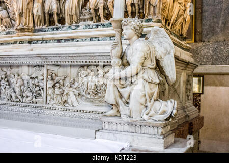 L'arche de saint Dominique, d'un sarcophage contenant les restes de sa renaissance réalisé par Nicola Pisano, niccolo dell'arca et michelangelo basilique san. Banque D'Images