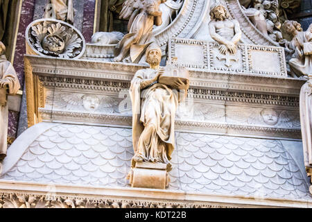 L'arche de saint Dominique, d'un sarcophage contenant les restes de sa renaissance réalisé par Nicola Pisano, niccolo dell'arca et michelangelo basilique san. Banque D'Images