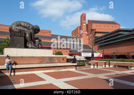 La British Library et statue de Newton, Euston Road, Londres, UK Banque D'Images