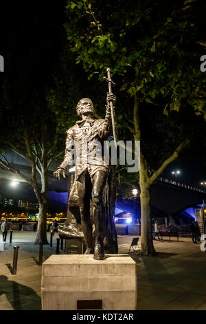Vue nocturne de la statue de Sir Laurence Olivier acteur shakespearien que Hamlet par le Théâtre National sur la rive sud de l'Embankment, London SE1 Banque D'Images