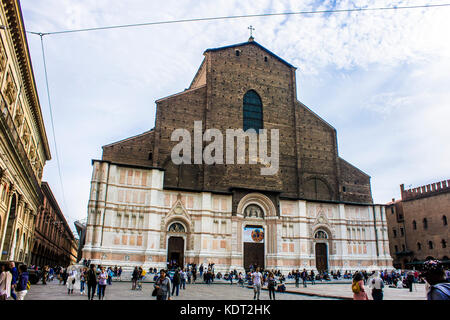 La basilique de San Petronio, église principale de Bologne, en Émilie-Romagne, Italie du nord, dominant la Piazza Maggiore. dixième plus grande église dans le monde par Banque D'Images