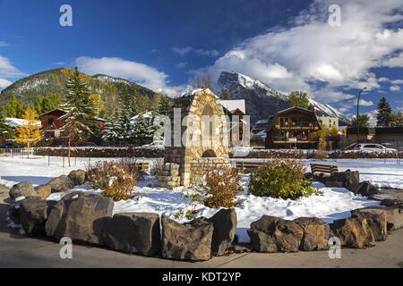 Stone Rock Monument St. Cour de l'église catholique Mary. Enneigé Rocky Mountain Peaks Skyline Parc national Banff Town Rocheuses canadiennes Alberta Banque D'Images