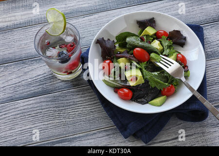 Avec bébé salade de laitue, tomate et d'avocat dans un bol blanc Banque D'Images