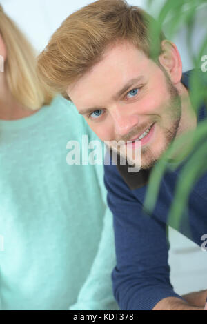 Beau patient en salle d'attente des médecins Banque D'Images