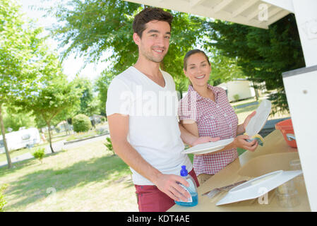 Lave-plaques sur camping Banque D'Images