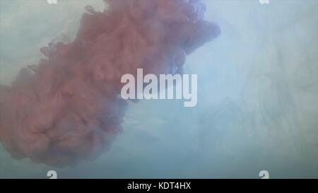 Gouttes de wisp fumée rose foncé sur fond blanc. Couleur rose-pourpre des éclaboussures de fumée sur fond blanc. Violet fumée gros plan Banque D'Images