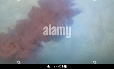 Gouttes de wisp fumée rose foncé sur fond blanc. Couleur rose-pourpre des éclaboussures de fumée sur fond blanc. Violet fumée gros plan Banque D'Images