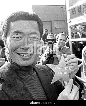 George Takei avec son étoile il place dans un trottoir de San Francisco. 1/26/1987 Banque D'Images