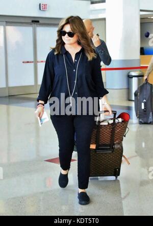 Valerie Bertinelli part de l'aéroport avec son mari Tom vitale avec : Valerie Bertinelli, Tom vitale où : Los Angeles, Californie, États-Unis quand : 15 Sep 2017 crédit : WENN.com Banque D'Images