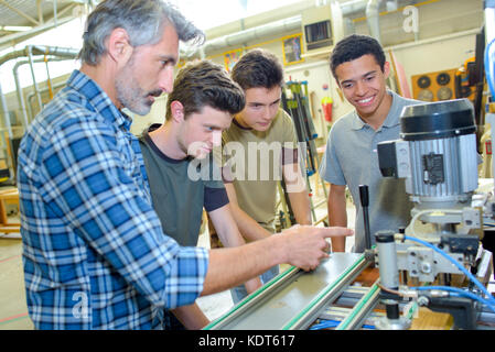 Les ingénieurs et les apprentis avec machine CNC Banque D'Images