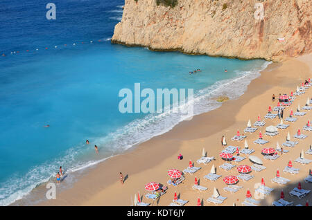 Un enfant mère donne un coup de main à quitter à pied à travers les vagues à la plage. L'amour et le soutien dans la famille fun day sur sunny beach - Turquie Banque D'Images