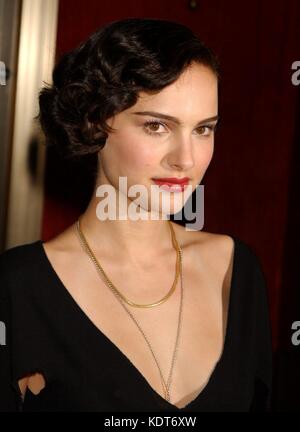 Natalie Portman arrive au New York Premiere screening of COLD MOUNTAIN, qui s'est tenu au Ziegfeld Theatre, le mercredi 9 décembre 2003 à New York. Photo par RTJames / MediaPunch Banque D'Images