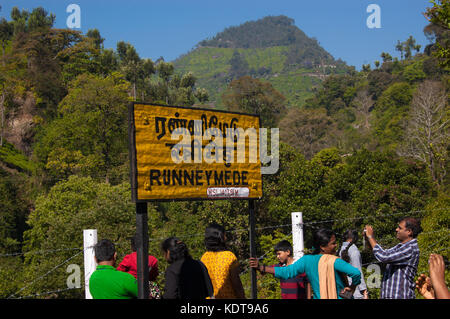 Ooty, Tamil Nadu, Inde, 20 mars 2015 : chemin de fer des Nilgiri. signer runneymede écrit en langue tamoule du Tamilnadu, hindi et anglais sur une plate-forme de la gare de chemin de fer Banque D'Images