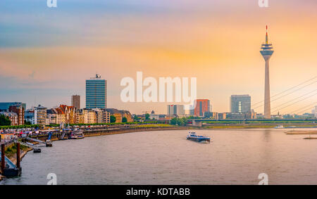 À la recherche au port des médias à Rivière-du Rhin à Düsseldorf en Allemagne. Banque D'Images