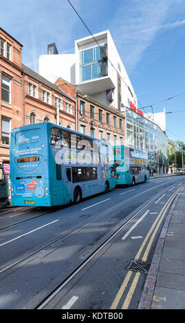 Les bus bleus sur Fletcher Gate, Nottingham avec IBIS Hotel Banque D'Images