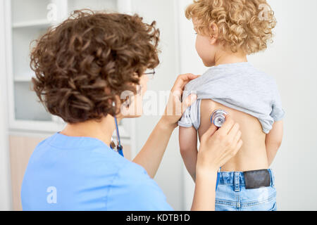 Pédiatre à l'écoute de la Respiration Les Garçons Banque D'Images