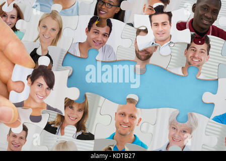 Portrait des gens d'affaires dans un morceau de puzzle Banque D'Images