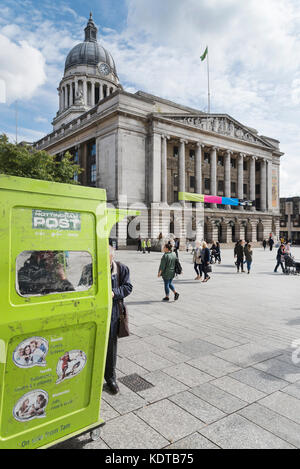 Place du Vieux Marché, Nottingham, à l'Est, vers la chambre du conseil avec Nottingham Poster kiosque à l'avant-plan. Banque D'Images