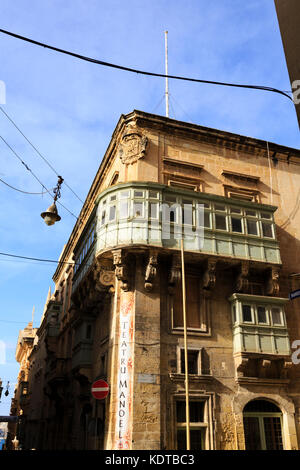 Teatru Manoel, théâtre Manoel, avec balcons maltais traditionnels sur les maisons, la Valette, Floriana, Malte Banque D'Images