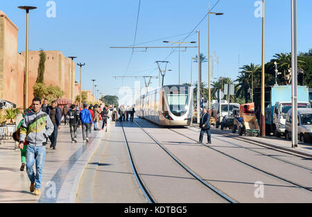 Rabat, Maroc - Jan 17, 2017 : Le tramway moderne dans le centre ville près de Medina.127 est tramway tramway dans Rabat et la vente est ouverte le 23 mai 2011 Banque D'Images