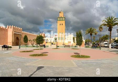 Settat, Maroc - Jan 18, 2017 : Avis de Sidi El Mosquée Ghamli avec nid de cigognes sur le minaret à Settat Banque D'Images