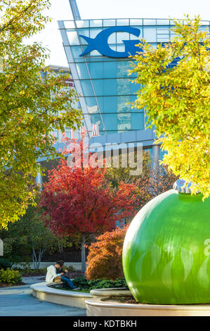 La cour intérieure colorée du centre-ville d'Atlanta's Pemberton place entre l'Aquarium de Géorgie et le monde de Coca-Cola. (USA) Banque D'Images