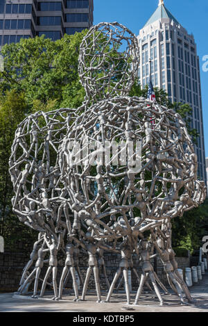 Les événements du monde, une sculpture en aluminium de 26 pieds par Tony Cragg, Atlanta, Georgia est un monument à côté du Woodruff Arts Center et High Museum of Art. Banque D'Images