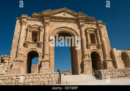 L'Arche d'Hadrien gate, côté sud de la ville romaine de Jerash, Gérasa antique, un site archéologique dans le nord de la Jordanie, Moyen-Orient Banque D'Images