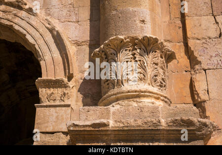 D'acanthe Corinthe détail de l'Arche d'Hadrien gate, ville romaine de Jerash, Gérasa antique, un site archéologique dans le nord de la Jordanie, Moyen-Orient Banque D'Images