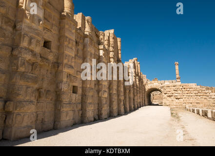 Les murs de la ville près de South Gate, ville romaine de Jerash, Gérasa antique, un site archéologique dans le nord de la Jordanie, Moyen-Orient Banque D'Images