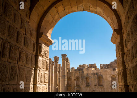 Grâce à la roue à l'amphithéâtre du théâtre, la ville romaine de Jerash, Gérasa antique, site archéologique, le nord de la Jordanie, Moyen-Orient Banque D'Images