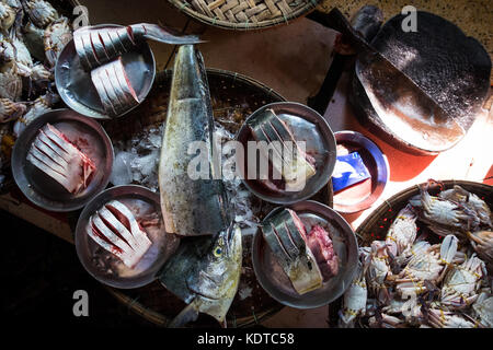 Poisson frais affichés sur des plateaux de Bambou Bar, marché Dong dans Hue Banque D'Images