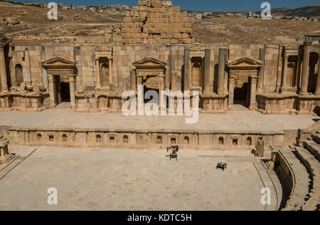 Étape dans l'amphithéâtre du théâtre, la ville romaine de Jerash, Gérasa antique, site archéologique, Jordanie, Moyen-Orient, avec l'homme en robe traditionnelle Arabe Banque D'Images
