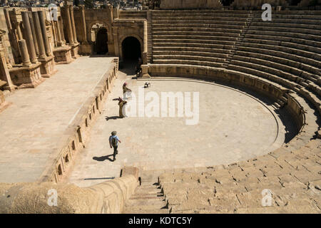 La marche pour les touristes et cornemuse musique tambour joué par les hommes arabes, l'Afrique du Sud, l'amphithéâtre du théâtre de la ville romaine de Jerash, Jordanie, site archéologique Banque D'Images