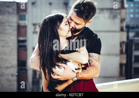 Vintage tonned image of happy couple holding leurs chats Banque D'Images