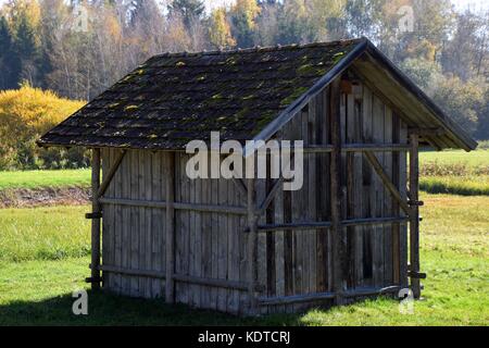 Vieille cabane, cabane de décroissance, idylle rurale en Bavière, Panorama d'automne coloré, de landes Banque D'Images