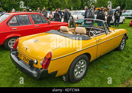 Hull, East Yorkshire, Angleterre, 11 juin 2017, voiture de sport Classic British MG, gros plan montrant les côtés et l'arrière du roadster jaune MGB en classe East Park Banque D'Images