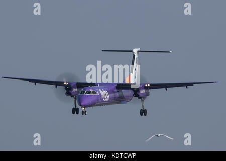 Flybe Bombardier Dash 8 Q400 à l'aéroport de London City. Banque D'Images