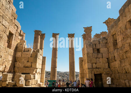 Les touristes au temple d'Artémis, ville romaine de Jerash, Gérasa antique, site archéologique dans le nord de la Jordanie, Moyen-Orient Banque D'Images