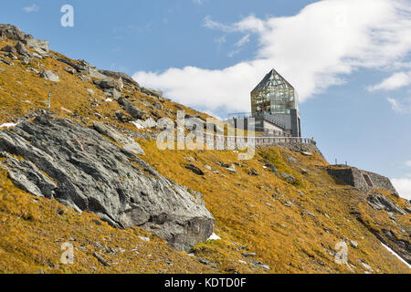 Côté montagne avec tour d'observation swarovski wilhelm Kaiser Franz Joseph sur glacier. grossglockner high alpine road à alpes autrichiennes. Banque D'Images