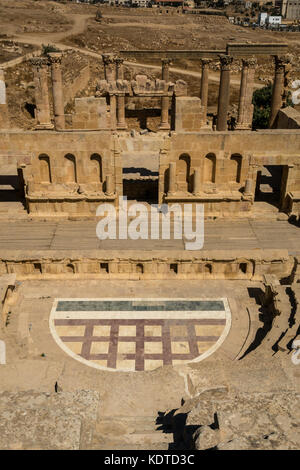 Vue du haut de l'amphithéâtre du théâtre du nord, ville romaine de Jerash, Gérasa antique, site archéologique dans le nord de la Jordanie, Moyen-Orient Banque D'Images